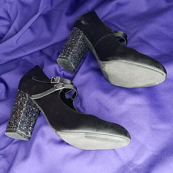 Report size 8 pumps w/ glitter heal - Picture 5 of 5